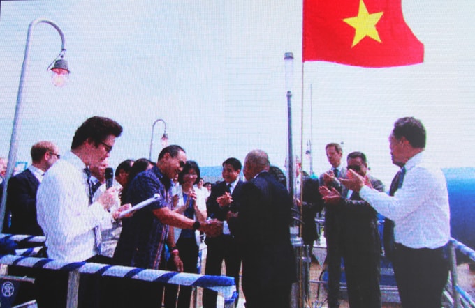 Các đại biểu chính thức vận hành van nhận nước tại NMNM sông Đuống sáng 5/9.
