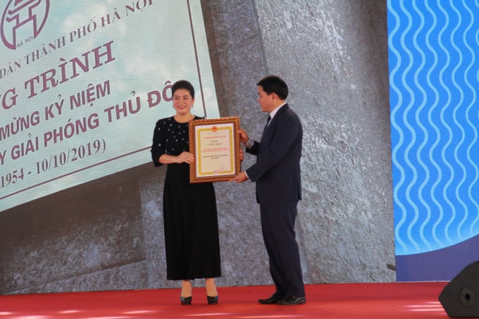 Ông Nguyễn Đức Chung trao chứng nhận công trình Chào mừng kỷ niệm 65 năm ngày giải phóng Thủ đô cho Nhà máy nước mặt Sông Đuống.