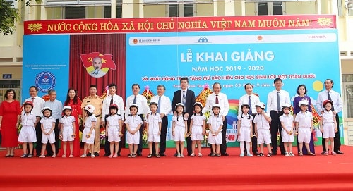 Phó Thủ tướng tặng mũ bảo hiểm cho các cháu học sinh lớp 1. Ảnh: VGP
