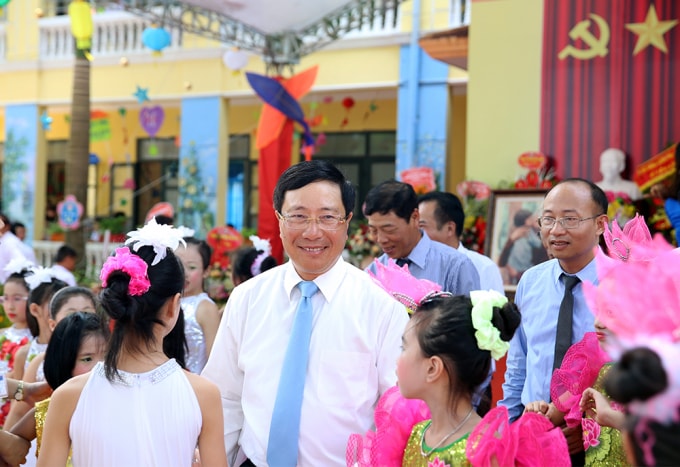 Phó Thủ tướng Phạm Bình Minh dự lễ khai giảng năm học mới của Trường Tiểu học Thị trấn Thắng. Ngôi trường có trên 900 em học sinh, trong đó có 185 học sinh bước vào lớp 1. Ảnh: VGP