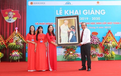 Phó Thủ tướng Thường trực tặng bức tranh Bác Hồ với thiếu nhi cho nhà trường. Ảnh: VGP