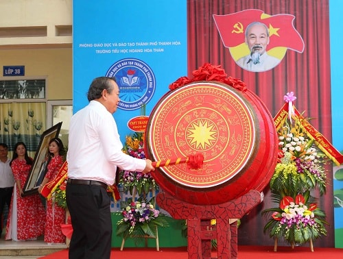 Phó Thủ tướng Trương Hòa Bình đánh trống khai giảng năm học mới. Ảnh: VGP