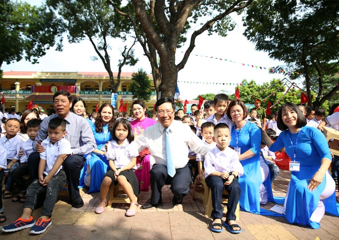 Phó Thủ tướng, Bộ trưởng Ngoại giao Phạm Bình Minh chung vui cùng thầy trò ngày khai giảng. Ảnh: VGP