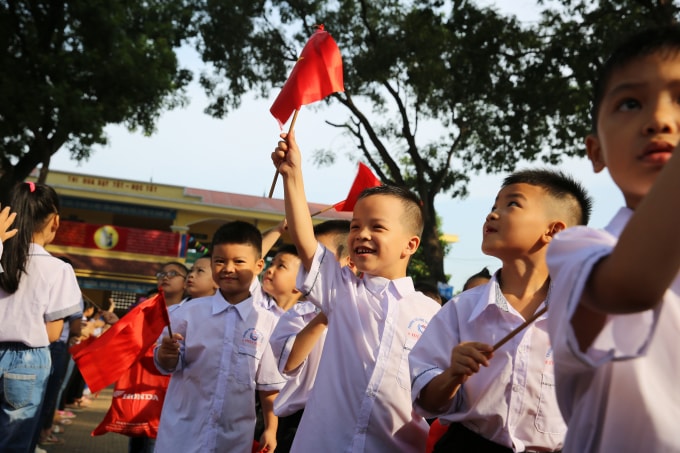 Chương trình văn nghệ cây nhà lá vườn của thầy và trò nhà trường diễn ra trong buổi lễ. Ảnh: VGP