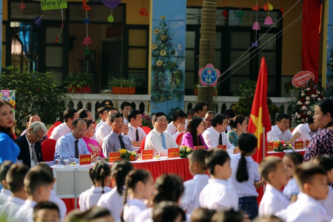 Dự lễ khai giảng còn có lãnh đạo tỉnh Bắc Giang, lãnh đạo Văn phòng Chính phủ, đại diện Bộ Giáo dục và Đào tạo cùng đông đảo thầy cô giáo, các em học sinh. Ảnh: VGP