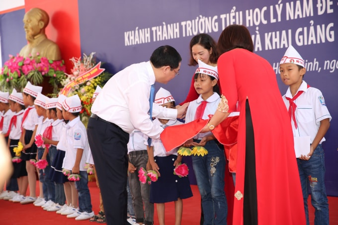 Phó Thủ tướng Vương Đình Huệ cũng trao tặng học bổng cho học sinh có hoàn cảnh gia đình khó khăn nhưng có thành tích học tập tốt. Ảnh: VGP