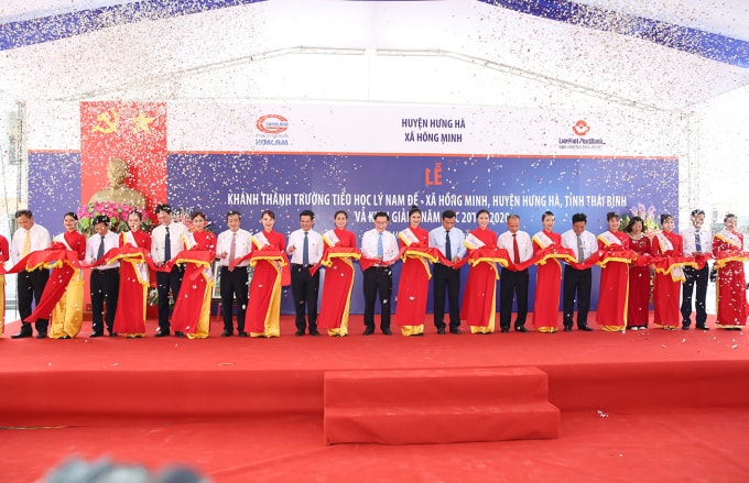 Phó Thủ tướng cắt băng khánh thành cơ sở mới của Trường tiểu học Lý Nam Đế, đây là công trình quan trọng, góp phần đưa xã Hồng Minh trở thành xã nông thôn mới năm 2019. Ảnh: VGP