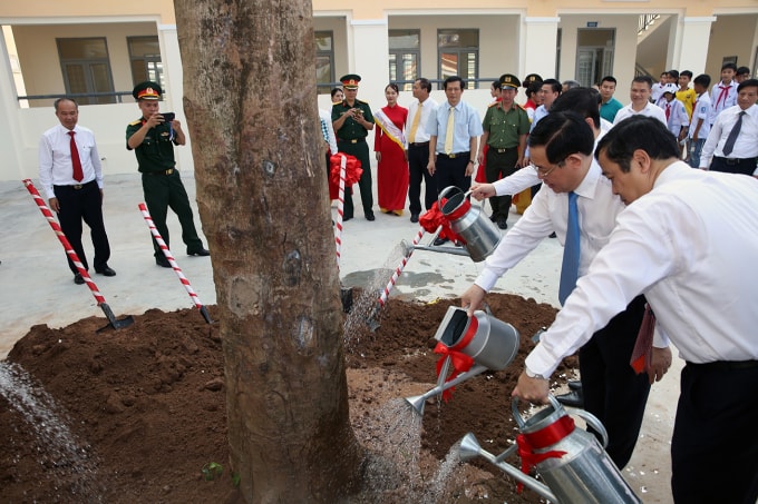Phó Thủ tướng Vương Đình Huệ và lãnh đạo tỉnh Thái Bình trồng cây tạo bóng mát trên sân trường mới xây dựng. Ảnh: VGP