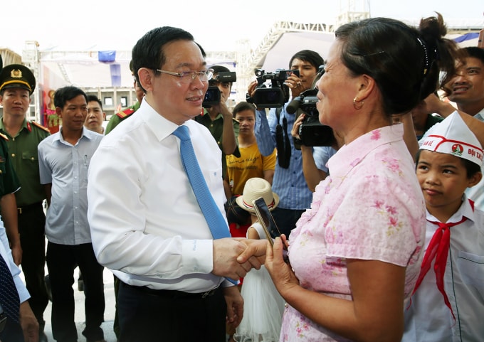 Phó Thủ tướng trò chuyện với phụ huynh học sinh Trường tiểu học Lý Nam Đế. Ảnh: VGP