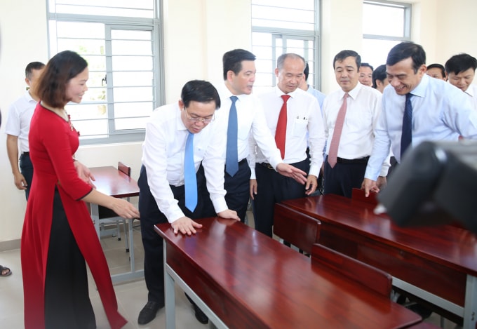 Phó Thủ tướng thăm cơ sở vật chất của trường. Trường tiểu học Lý Nam Đế với cơ sở mới cũng đón chào 144 em học sinh lớp 1 bước vào năm học đầu tiên. Ảnh: VGP