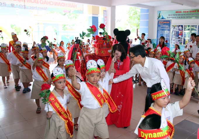 Phó Thủ tướng tham gia nghi thức đón học sinh lớp 1 - những thành viên mới nhất của Trường Tiểu học Lê Văn Tám. Ảnh: VGP
