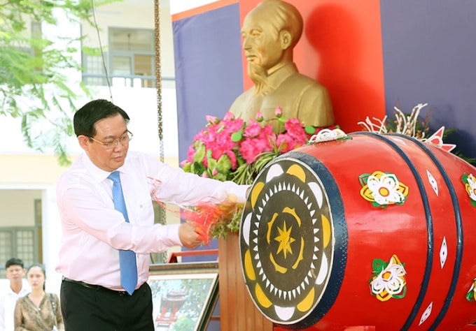 Phó Thủ tướng Vương Đình Huệ đánh trống khai giảng năm học mới tại Trường tiểu học Lý Nam Đế. Ảnh: VGP