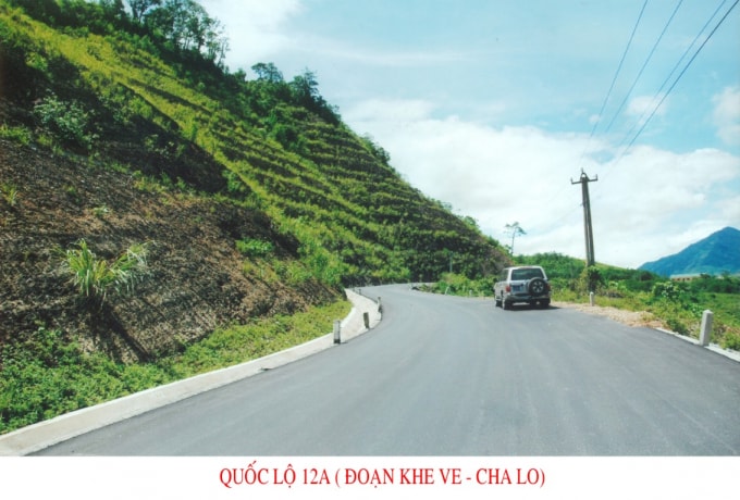 Quốc lộ 12A đoạn Khe Ve - Cha Lo vừa thảm xong mặt đường.