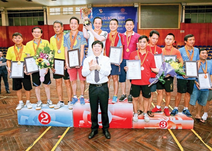 Đồng chí Hồ Quang Lợi - Phó Chủ tịch Thường trực Hội Nhà báo Việt Nam trao giải cho các VĐV tại mùa Giải 2018.
