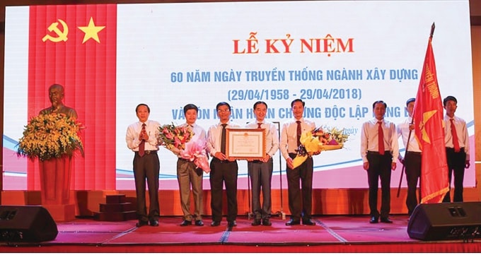 Đồng chí Hoàng Đăng Quang - Ủy viên BCH Trung ương Đảng, Bí thư Tỉnh ủy Quảng Bình trao Huân chương Độc lập hạng Ba cho Sở Xây dựng Quảng Bình tháng 4/2018.