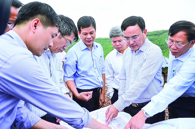Các nhà đầu tư khảo sát tại Quảng Bình để tìm hiểu môi trường đầu tư dự án du lịch nghỉ dưỡng.
