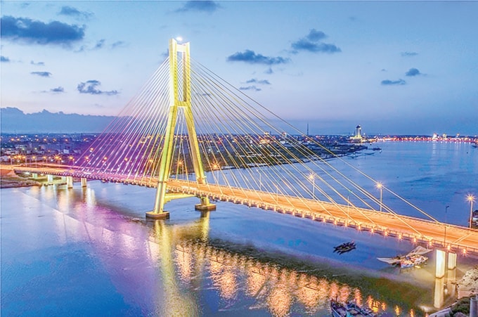 Cầu Nhật Lệ 2, công trình điểm nhấn, mở ra tương lai tươi sáng cho vùng cát ven biển Bảo Ninh.