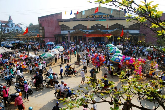 Hoạt động giao lưu, buôn bán tại chợ Quy Đạt.