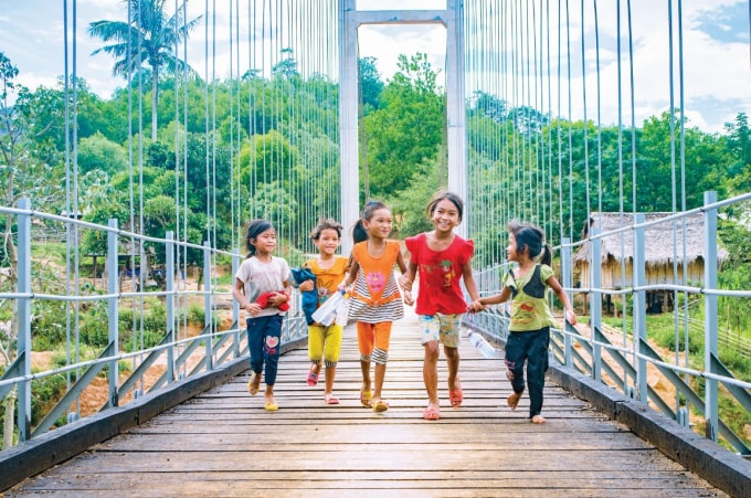 Niềm vui khi có cầu treo qua suối.
