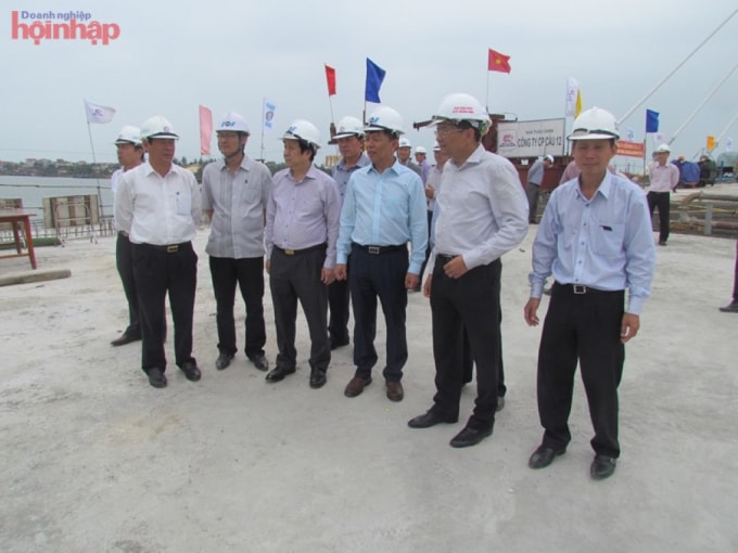 Phạm ông Pham Quang Hải - Giám đốc Sở GTVT cùng các đồng chí lãnh đạo tỉnh đi kiểm tra công trình cầu Nhật Lệ 2.