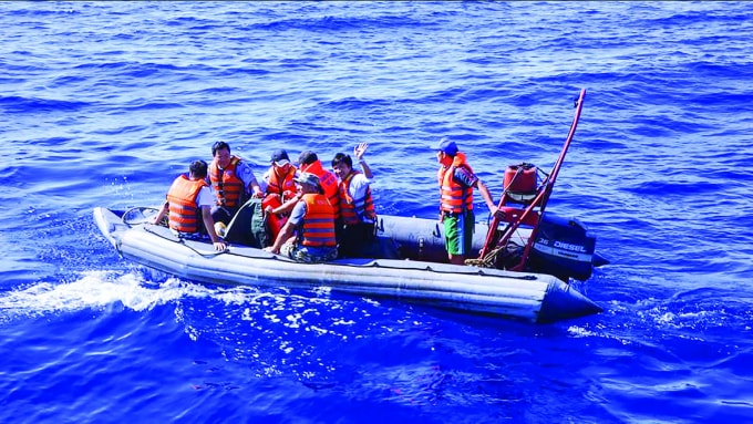 Phóng viên Mạnh Cường và ekip di chuyển ở Hoàng Sa (tháng 5/2014).
