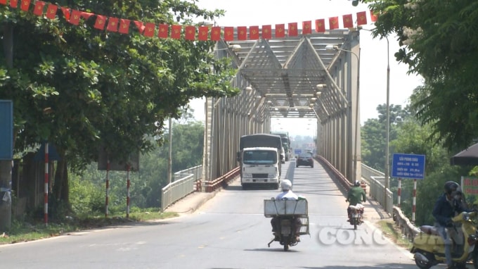 Cấm các loại phương tiện có trọng tải từ 18 tấn trở lên qua cầu Phong Châu.