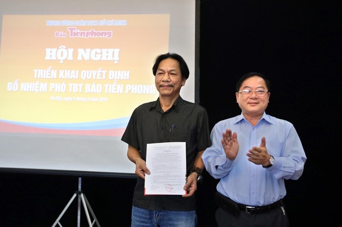 Nhà báo Lê Xuân Sơn - Tổng Biên tập Báo Tiền Phong thừa ủy quyền trao quyết định bổ nhiệm chức danh Phó Tổng Biên tập cho nhà báo Lê Minh Toản. Ảnh: Hoàng Mạnh Thắng, TPO.