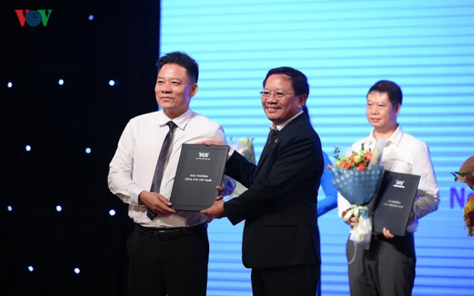 Ông Phạm Duy Hưng, Phó Bí thư Đảng ủy Đài Tiếng nói Việt Nam trao giải cho các tập thể, cá nhân đạt giải thưởng Tiếng nói Việt Nam trong lĩnh vực sáng tác, biểu diễn và cho phát thanh viên, người dẫn chương trình xuất sắc. Ảnh: vov.vn