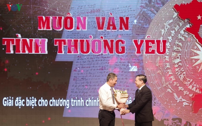 Phó Trưởng Ban Tuyên giáo Trung ương Lê Mạnh Hùng trao Giải Đặc biệt cho nhạc sĩ Trần Nhật Dương, đại diện cho ekip thực hiện chương trình “Muôn vàn tình thương yêu”. Ảnh: vov.vn