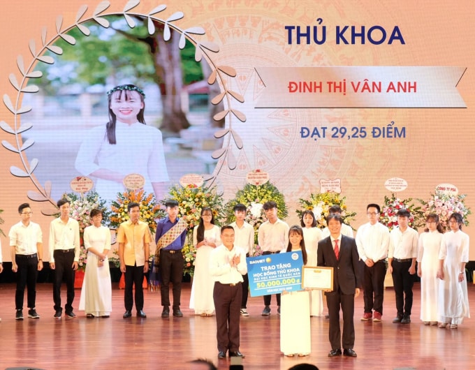 Tổng Giám đốc Tập đoàn Bảo Việt trao tặng học bổng thủ khoa cho Đại học Kinh tế quốc dân