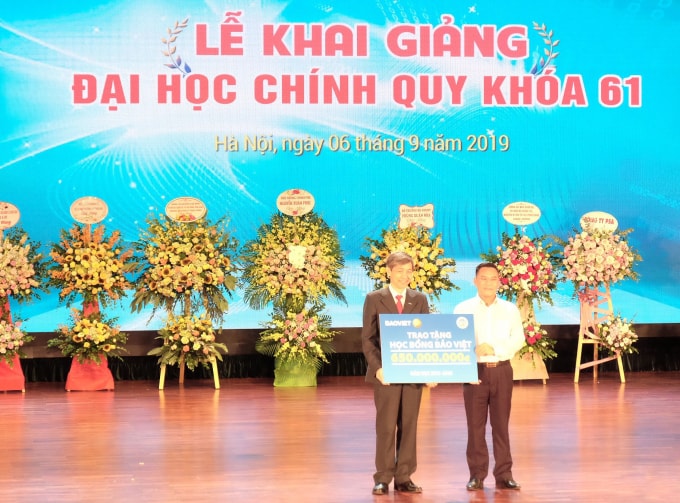 Tổng Giám đốc Tập đoàn trao tặng học bổng Bảo Việt