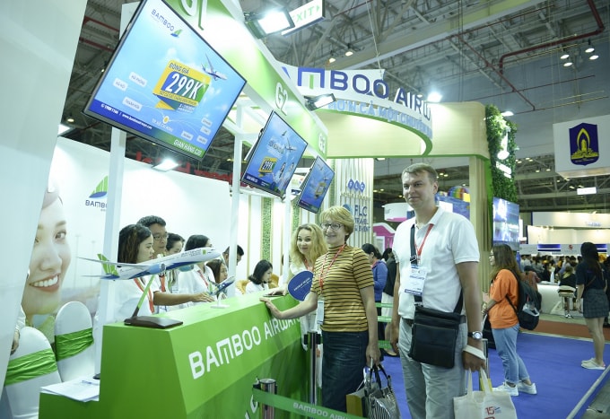 Khách nước ngoài tìm hiểu về các sản phẩm ưu đãi tại gian hàng Bamboo Airways.