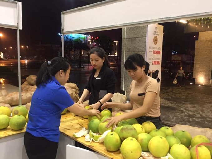 Nhiều người dân ở thành phố Hà Tĩnh mua bưởi ủng hộ bà con vùng lũ
