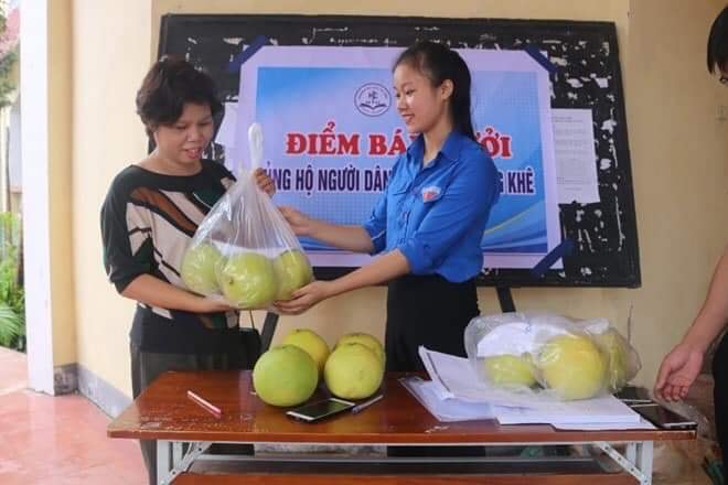 Hơn một ngày triển khai đã có hơn 8.000 quả bưởi được các tình nguyện viên bán hết