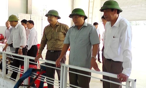 Đồng chí Hồ Xuân Hòe (áo kẻ đứng giữa) cùng Phó Chủ tịch UBND tỉnh Quảng Trị Hà Sỹ Đồng kiểm tra an toàn công trình thủy điện nhỏ tại Hướng Hóa.
