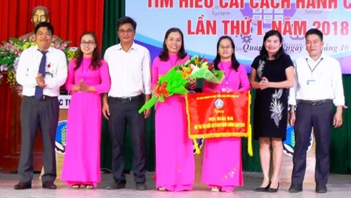 Đồng chí Hồ Xuân Hòe (đứng ngoài, bên trái) trao giải tại hội thi tìm hiểu CCHC do Sở NN-PTNT tổ chức.