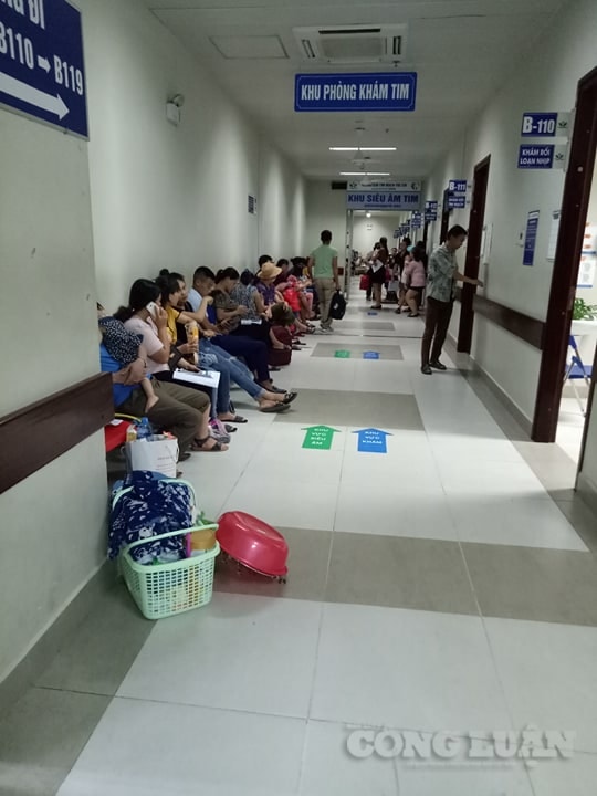 Tình trạng giải quyết thủ tục hành chính tại các bệnh viện vẫn còn nhiều bất cập. Ảnh: Lương Minh