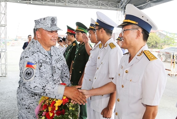 Đại tá Đại tá Hilarion D Cesista thuyền trưởng tàu hải quân Philipines BRP Ramon Alcaraz (FF16) chào cán bộ, chiến sĩ Hải quân nhân dân Việt Nam. Ảnh: VGP