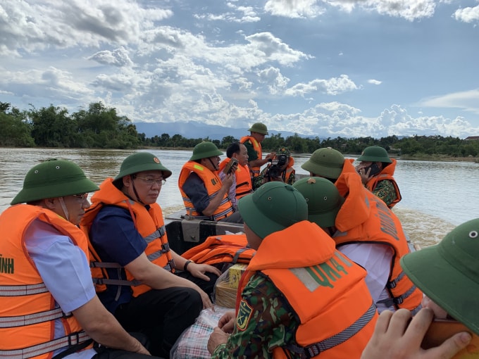Phó Thủ tướng Vương Đình Huệ và đoàn công tác Chính phủ đến vùng tâm lũ Hương Khê, Hà Tĩnh. Ảnh: VGP