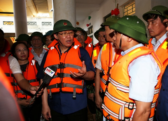 Phó Thủ tướng chỉ đạo các cơ quan chức năng bảo đảm an toàn tính mạng, tài sản và dọn dẹp bùn đất ngay sau khi lũ rút. Ảnh VGP