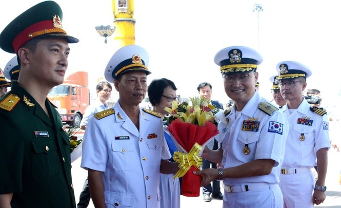 Đại diện Bộ tư lệnh Vùng 3 Hải Quân tặng hoa Chuẩn đô đốc Kim HakYeon. Ảnh: VGP