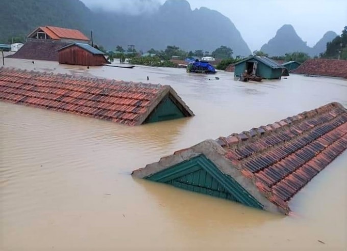 Vùng rốn lũ Tân Hóa, Quảng Bình với hàng trăm ngồi nhà bị ngập tới nóc. Ảnh: VGP