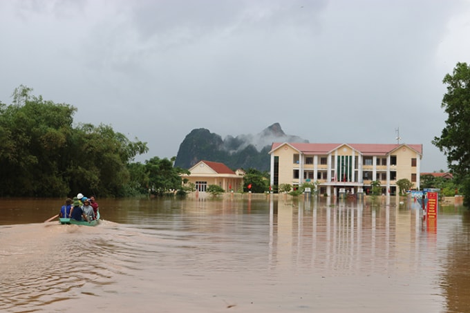 Nhiều ngôi trường ở Quảng Bình bị ngập khiến hàng vạn học sinh chưa thể tới trường. Ảnh: VGP