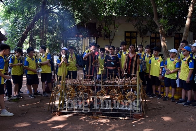 Giới thiệu với du khách về ẩm thực Gia Lai. Ảnh: Báo Công Thương
