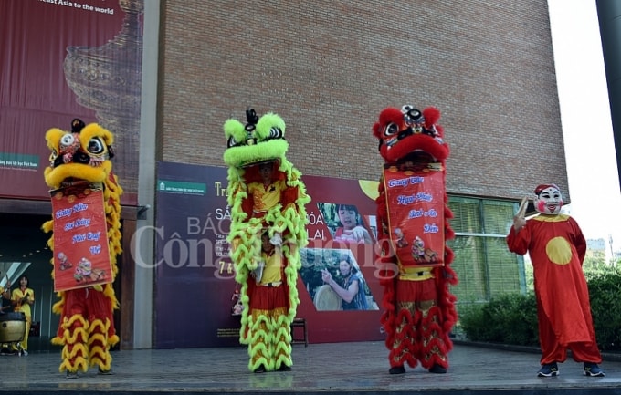 Màn múa lân sôi động cùng điệu cười thật duyên của ông Địa. Ảnh: Báo Công Thương