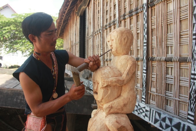 Nghệ nhân tạc tượng. Ảnh: Báo ĐCSVN