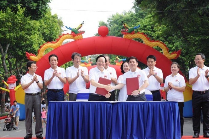 Lễ ký chương trình phối hợp “Tăng cường công tác giáo dục an toàn giao thông trong trường học giai đoạn 2019 - 2024” giữa Bộ Giáo dục và Đào tạo và Ủy ban ATGT quốc gia. Ảnh: Nam Khánh - Trần Duy - Khánh Linh