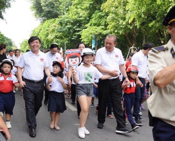 Phó Thủ tướng Thường trực Trương Hòa Bình cùng nhiều đại biểu, các em học sinh, phụ huynh cùng tham gia chương trình đi bộ đồng hành quanh hồ Hoàn Kiếm. Ảnh: Nam Khánh - Trần Duy - Khánh Linh