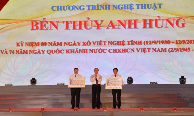 Đồng chí Trần Quốc Vượng đã trao 200 suất quà của Ban Tổ chức chương trình cho người dân 2 tỉnh Nghệ An và Hà Tĩnh chịu ảnh hưởng nặng do cơn bão số 4. Ảnh báo Nghệ An
