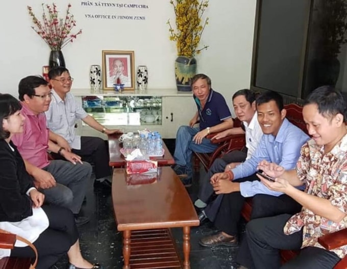 Phó Chủ tịch Hội Nhà báo Việt Nam Nguyễn Bé trao đổi với các hội viên tại Phân xã TTXVN tại Phnôm Pênh.